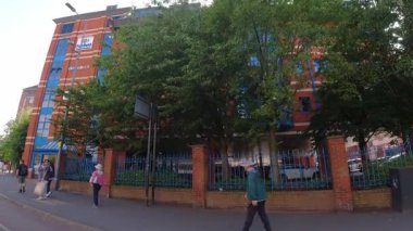 İngiltere 'nin Leicester şehrinin merkezi Leicester şehrinin tarihi caddelerinde ve binalarında trafik ve yollarda. Araç Bağlı Kamera 25 Temmuz 2025 'te İngiltere üzerinde yaz günü çekilmiştir.