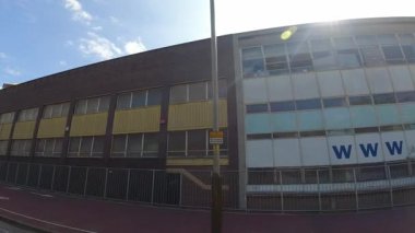 İngiltere 'nin Leicester şehrinin merkezi Leicester şehrinin tarihi caddelerinde ve binalarında trafik ve yollarda. Araç Bağlı Kamera 25 Temmuz 2025 'te İngiltere üzerinde yaz günü çekilmiştir.