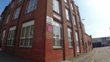 İngiltere 'nin Leicester şehrinin merkezi Leicester şehrinin tarihi caddelerinde ve binalarında trafik ve yollarda. Araç Bağlı Kamera 25 Temmuz 2025 'te İngiltere üzerinde yaz günü çekilmiştir.