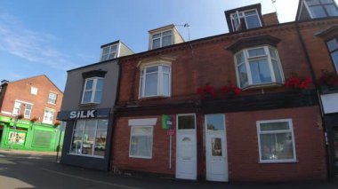 İngiltere 'nin Leicester şehrinin merkezi Leicester şehrinin tarihi caddelerinde ve binalarında trafik ve yollarda. Araç Bağlı Kamera 25 Temmuz 2025 'te İngiltere üzerinde yaz günü çekilmiştir.