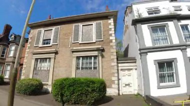 İngiltere 'nin Leicester şehrinin merkezi Leicester şehrinin tarihi caddelerinde ve binalarında trafik ve yollarda. Araç Bağlı Kamera 25 Temmuz 2025 'te İngiltere üzerinde yaz günü çekilmiştir.