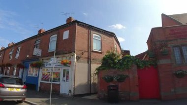 İngiltere 'nin Leicester şehrinin merkezi Leicester şehrinin tarihi caddelerinde ve binalarında trafik ve yollarda. Araç Bağlı Kamera 25 Temmuz 2025 'te İngiltere üzerinde yaz günü çekilmiştir.