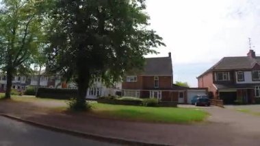 İngiltere 'nin Leicester şehrinin merkezi Leicester şehrinin tarihi caddelerinde ve binalarında trafik ve yollarda. Araç Bağlı Kamera 25 Temmuz 2025 'te İngiltere üzerinde yaz günü çekilmiştir.