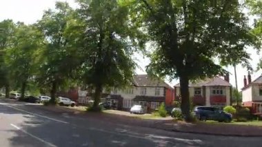 İngiltere 'nin Leicester şehrinin merkezi Leicester şehrinin tarihi caddelerinde ve binalarında trafik ve yollarda. Araç Bağlı Kamera 25 Temmuz 2025 'te İngiltere üzerinde yaz günü çekilmiştir.