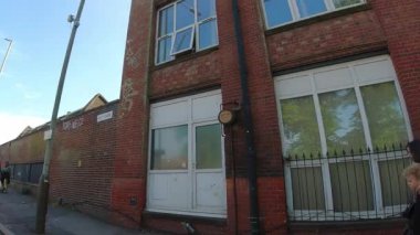 İngiltere 'nin Leicester şehrinin merkezi Leicester şehrinin tarihi caddelerinde ve binalarında trafik ve yollarda. Araç Bağlı Kamera 25 Temmuz 2025 'te İngiltere üzerinde yaz günü çekilmiştir.