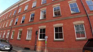 İngiltere 'nin Leicester şehrinin merkezi Leicester şehrinin tarihi caddelerinde ve binalarında trafik ve yollarda. Araç Bağlı Kamera 25 Temmuz 2025 'te İngiltere üzerinde yaz günü çekilmiştir.