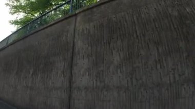 İngiltere 'nin Leicester şehrinin merkezi Leicester şehrinin tarihi caddelerinde ve binalarında trafik ve yollarda. Araç Bağlı Kamera 25 Temmuz 2025 'te İngiltere üzerinde yaz günü çekilmiştir.