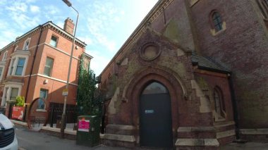 İngiltere 'nin Leicester şehrinin merkezi Leicester şehrinin tarihi caddelerinde ve binalarında trafik ve yollarda. Araç Bağlı Kamera 25 Temmuz 2025 'te İngiltere üzerinde yaz günü çekilmiştir.