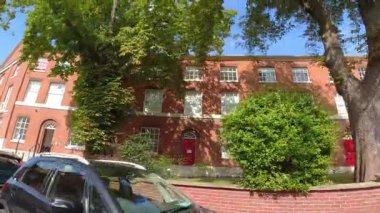 İngiltere 'nin Leicester şehrinin merkezi Leicester şehrinin tarihi caddelerinde ve binalarında trafik ve yollarda. Araç Bağlı Kamera 25 Temmuz 2025 'te İngiltere üzerinde yaz günü çekilmiştir.