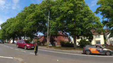 İngiltere 'nin Leicester şehrinin merkezi Leicester şehrinin tarihi caddelerinde ve binalarında trafik ve yollarda. Araç Bağlı Kamera 25 Temmuz 2025 'te İngiltere üzerinde yaz günü çekilmiştir.