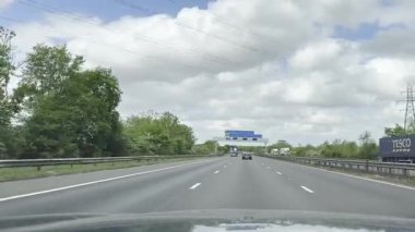 Londra Luton ve Birmingham Şehirler Arasındaki İngiliz Otobanlarında Araba Sürüşü. British Road Travel and Traraffic 'in 18 Mayıs 2025' te British Highways ve British Highways 'deki Cloudy Day Drive sırasında çekilmiş görüntüleri.. 