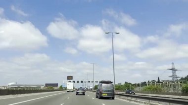 Londra Luton ve Birmingham Şehirler Arasındaki İngiliz Otobanlarında Araba Sürüşü. British Road Travel and Traraffic 'in 18 Mayıs 2025' te British Highways ve British Highways 'deki Cloudy Day Drive sırasında çekilmiş görüntüleri.. 