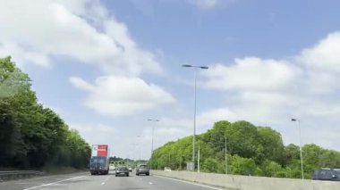 Londra Luton ve Birmingham Şehirler Arasındaki İngiliz Otobanlarında Araba Sürüşü. British Road Travel and Traraffic 'in 18 Mayıs 2025' te British Highways ve British Highways 'deki Cloudy Day Drive sırasında çekilmiş görüntüleri.. 