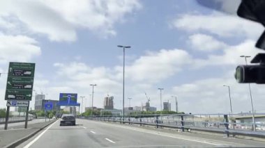 Londra Luton ve Birmingham Şehirler Arasındaki İngiliz Otobanlarında Araba Sürüşü. British Road Travel and Traraffic 'in 18 Mayıs 2025' te British Highways ve British Highways 'deki Cloudy Day Drive sırasında çekilmiş görüntüleri.. 
