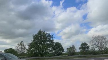 Londra Luton ve Birmingham Şehirler Arasındaki İngiliz Otobanlarında Araba Sürüşü. British Road Travel and Traraffic 'in 18 Mayıs 2025' te British Highways ve British Highways 'deki Cloudy Day Drive sırasında çekilmiş görüntüleri.. 
