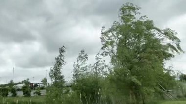 Londra Luton ve Birmingham Şehirler Arasındaki İngiliz Otobanlarında Araba Sürüşü. British Road Travel and Traraffic 'in 18 Mayıs 2025' te British Highways ve British Highways 'deki Cloudy Day Drive sırasında çekilmiş görüntüleri.. 