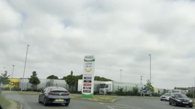 Londra Luton ve Birmingham Şehirler Arasındaki İngiliz Otobanlarında Araba Sürüşü. British Road Travel and Traraffic 'in 18 Mayıs 2025' te British Highways ve British Highways 'deki Cloudy Day Drive sırasında çekilmiş görüntüleri.. 