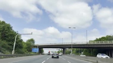 Londra Luton ve Birmingham Şehirler Arasındaki İngiliz Otobanlarında Araba Sürüşü. British Road Travel and Traraffic 'in 18 Mayıs 2025' te British Highways ve British Highways 'deki Cloudy Day Drive sırasında çekilmiş görüntüleri.. 