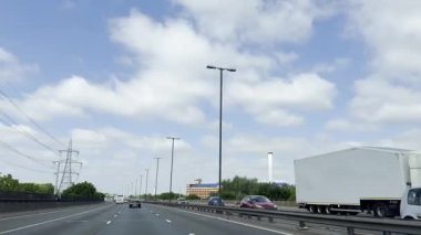 Londra Luton ve Birmingham Şehirler Arasındaki İngiliz Otobanlarında Araba Sürüşü. British Road Travel and Traraffic 'in 18 Mayıs 2025' te British Highways ve British Highways 'deki Cloudy Day Drive sırasında çekilmiş görüntüleri.. 