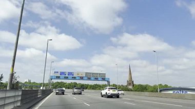 Londra Luton ve Birmingham Şehirler Arasındaki İngiliz Otobanlarında Araba Sürüşü. British Road Travel and Traraffic 'in 18 Mayıs 2025' te British Highways ve British Highways 'deki Cloudy Day Drive sırasında çekilmiş görüntüleri.. 