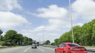 Londra Luton ve Birmingham Şehirler Arasındaki İngiliz Otobanlarında Araba Sürüşü. British Road Travel and Traraffic 'in 18 Mayıs 2025' te British Highways ve British Highways 'deki Cloudy Day Drive sırasında çekilmiş görüntüleri.. 