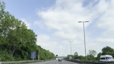 Londra Luton ve Birmingham Şehirler Arasındaki İngiliz Otobanlarında Araba Sürüşü. British Road Travel and Traraffic 'in 18 Mayıs 2025' te British Highways ve British Highways 'deki Cloudy Day Drive sırasında çekilmiş görüntüleri.. 