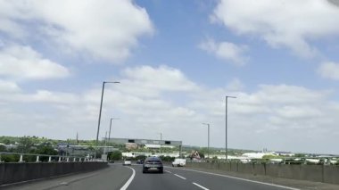 Londra Luton ve Birmingham Şehirler Arasındaki İngiliz Otobanlarında Araba Sürüşü. British Road Travel and Traraffic 'in 18 Mayıs 2025' te British Highways ve British Highways 'deki Cloudy Day Drive sırasında çekilmiş görüntüleri.. 