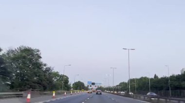 Londra Luton ve Birmingham Şehirler Arasındaki İngiliz Otobanlarında Araba Sürüşü. British Road Travel and Traraffic 'in 18 Mayıs 2025' te British Highways ve British Highways 'deki Cloudy Day Drive sırasında çekilmiş görüntüleri.. 
