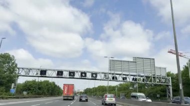 Londra Luton ve Birmingham Şehirler Arasındaki İngiliz Otobanlarında Araba Sürüşü. British Road Travel and Traraffic 'in 18 Mayıs 2025' te British Highways ve British Highways 'deki Cloudy Day Drive sırasında çekilmiş görüntüleri.. 