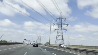 Londra Luton ve Birmingham Şehirler Arasındaki İngiliz Otobanlarında Araba Sürüşü. British Road Travel and Traraffic 'in 18 Mayıs 2025' te British Highways ve British Highways 'deki Cloudy Day Drive sırasında çekilmiş görüntüleri.. 