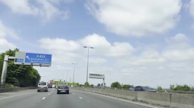 Londra Luton ve Birmingham Şehirler Arasındaki İngiliz Otobanlarında Araba Sürüşü. British Road Travel and Traraffic 'in 18 Mayıs 2025' te British Highways ve British Highways 'deki Cloudy Day Drive sırasında çekilmiş görüntüleri.. 