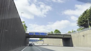 Londra Luton ve Birmingham Şehirler Arasındaki İngiliz Otobanlarında Araba Sürüşü. British Road Travel and Traraffic 'in 18 Mayıs 2025' te British Highways ve British Highways 'deki Cloudy Day Drive sırasında çekilmiş görüntüleri.. 