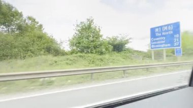 Londra Luton ve Birmingham Şehirler Arasındaki İngiliz Otobanlarında Araba Sürüşü. British Road Travel and Traraffic 'in 18 Mayıs 2025' te British Highways ve British Highways 'deki Cloudy Day Drive sırasında çekilmiş görüntüleri.. 
