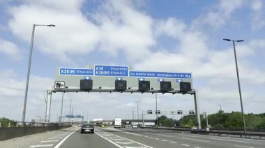 Londra Luton ve Birmingham Şehirler Arasındaki İngiliz Otobanlarında Araba Sürüşü. British Road Travel and Traraffic 'in 18 Mayıs 2025' te British Highways ve British Highways 'deki Cloudy Day Drive sırasında çekilmiş görüntüleri.. 