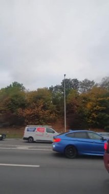 İngiliz Otoyolları ve Otobanlarında Araba Sürüşü. British Road Travel and Traraffic 'in 15 Ekim 2025' te British Highways ve British Highways 'de Cloudy Day Drive sırasında çekilmiş hızlandırılmış kamera görüntüsü.. 