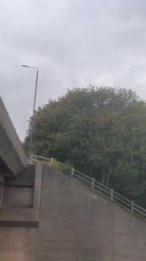 İngiliz Otoyolları ve Otobanlarında Araba Sürüşü. British Road Travel and Traraffic 'in 15 Ekim 2025' te British Highways ve British Highways 'de Cloudy Day Drive sırasında çekilmiş hızlandırılmış kamera görüntüsü.. 