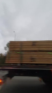 İngiliz Otoyolları ve Otobanlarında Araba Sürüşü. British Road Travel and Traraffic 'in 15 Ekim 2025' te British Highways ve British Highways 'de Cloudy Day Drive sırasında çekilmiş hızlandırılmış kamera görüntüsü.. 