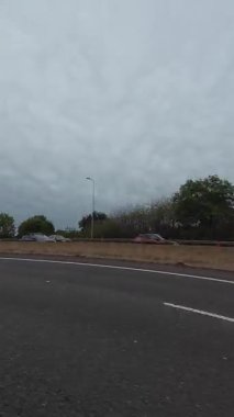 İngiliz Otoyolları ve Otobanlarında Araba Sürüşü. British Road Travel and Traraffic 'in 15 Ekim 2025' te British Highways ve British Highways 'de Cloudy Day Drive sırasında çekilmiş hızlandırılmış kamera görüntüsü.. 