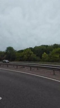 İngiliz Otoyolları ve Otobanlarında Araba Sürüşü. British Road Travel and Traraffic 'in 15 Ekim 2025' te British Highways ve British Highways 'de Cloudy Day Drive sırasında çekilmiş hızlandırılmış kamera görüntüsü.. 