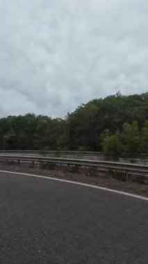 İngiliz Otoyolları ve Otobanlarında Araba Sürüşü. British Road Travel and Traraffic 'in 15 Ekim 2025' te British Highways ve British Highways 'de Cloudy Day Drive sırasında çekilmiş hızlandırılmış kamera görüntüsü.. 
