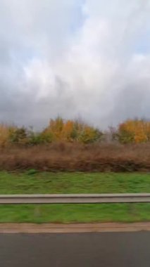 İngiliz Otoyolları ve Otobanlarında Araba Sürüşü. British Road Travel and Traraffic 'in 15 Ekim 2025' te British Highways ve British Highways 'de Cloudy Day Drive sırasında çekilmiş hızlandırılmış kamera görüntüsü.. 