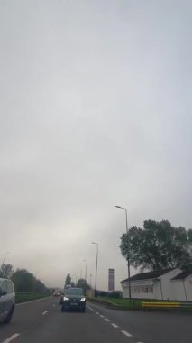 İngiliz Otoyolları ve Otobanlarında Araba Sürüşü. British Road Travel and Traraffic 'in 15 Ekim 2025' te British Highways ve British Highways 'de Cloudy Day Drive sırasında çekilmiş hızlandırılmış kamera görüntüsü.. 