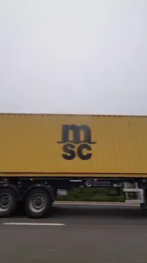 İngiliz Otoyolları ve Otobanlarında Araba Sürüşü. British Road Travel and Traraffic 'in 15 Ekim 2025' te British Highways ve British Highways 'de Cloudy Day Drive sırasında çekilmiş hızlandırılmış kamera görüntüsü.. 