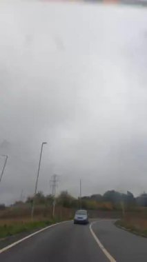 İngiliz Otoyolları ve Otobanlarında Araba Sürüşü. British Road Travel and Traraffic 'in 15 Ekim 2025' te British Highways ve British Highways 'de Cloudy Day Drive sırasında çekilmiş hızlandırılmış kamera görüntüsü.. 