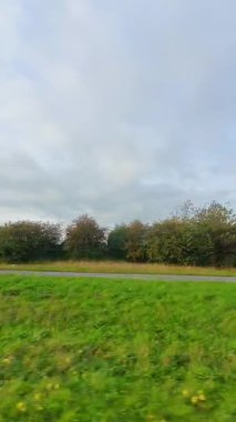 İngiliz Otoyolları ve Otobanlarında Araba Sürüşü. British Road Travel and Traraffic 'in 15 Ekim 2025' te British Highways ve British Highways 'de Cloudy Day Drive sırasında çekilmiş hızlandırılmış kamera görüntüsü.. 