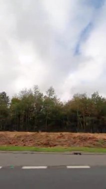 İngiliz Otoyolları ve Otobanlarında Araba Sürüşü. British Road Travel and Traraffic 'in 15 Ekim 2025' te British Highways ve British Highways 'de Cloudy Day Drive sırasında çekilmiş hızlandırılmış kamera görüntüsü.. 