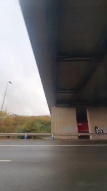İngiliz Otoyolları ve Otobanlarında Araba Sürüşü. British Road Travel and Traraffic 'in 15 Ekim 2025' te British Highways ve British Highways 'de Cloudy Day Drive sırasında çekilmiş hızlandırılmış kamera görüntüsü.. 