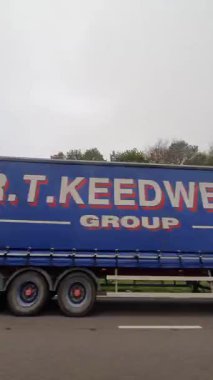 İngiliz Otoyolları ve Otobanlarında Araba Sürüşü. British Road Travel and Traraffic 'in 15 Ekim 2025' te British Highways ve British Highways 'de Cloudy Day Drive sırasında çekilmiş hızlandırılmış kamera görüntüsü.. 