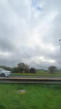 İngiliz Otoyolları ve Otobanlarında Araba Sürüşü. British Road Travel and Traraffic 'in 15 Ekim 2025' te British Highways ve British Highways 'de Cloudy Day Drive sırasında çekilmiş hızlandırılmış kamera görüntüsü.. 