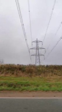 İngiliz Otoyolları ve Otobanlarında Araba Sürüşü. British Road Travel and Traraffic 'in 15 Ekim 2025' te British Highways ve British Highways 'de Cloudy Day Drive sırasında çekilmiş hızlandırılmış kamera görüntüsü.. 